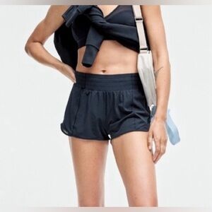 LULULEMON, HOTTY HOT HI-RISE SHORT 2.5”